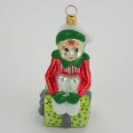 Weihnachts-Elf auf Geschenk