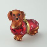 Glasfigur - Hund "Dackel mit roter Weste"
