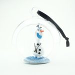 Offene Glaskugel mit 3D-Olaf-Figur