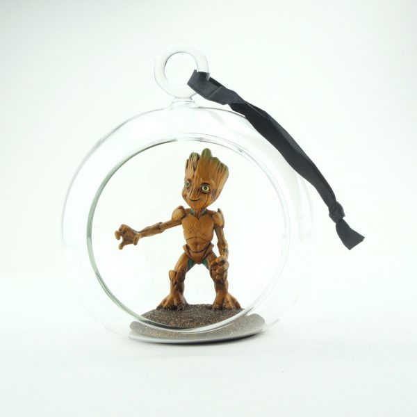 Offene Glaskugel mit 3D-Groot-Figur